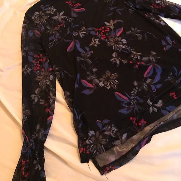 🌺 B. Young Stuning Top - Picture 4 of 6